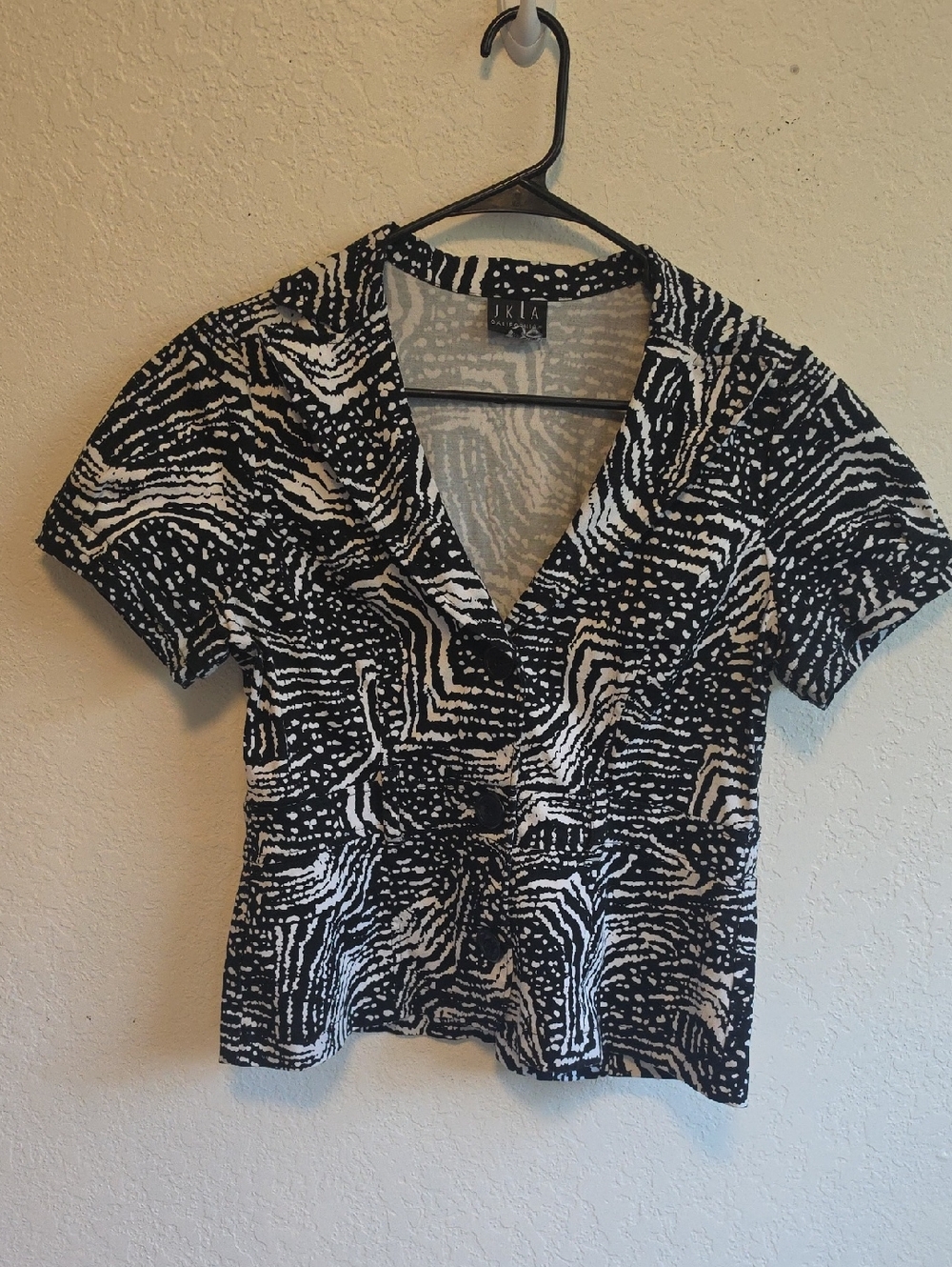 Black & White Short Sleeve V-Neck Blouse